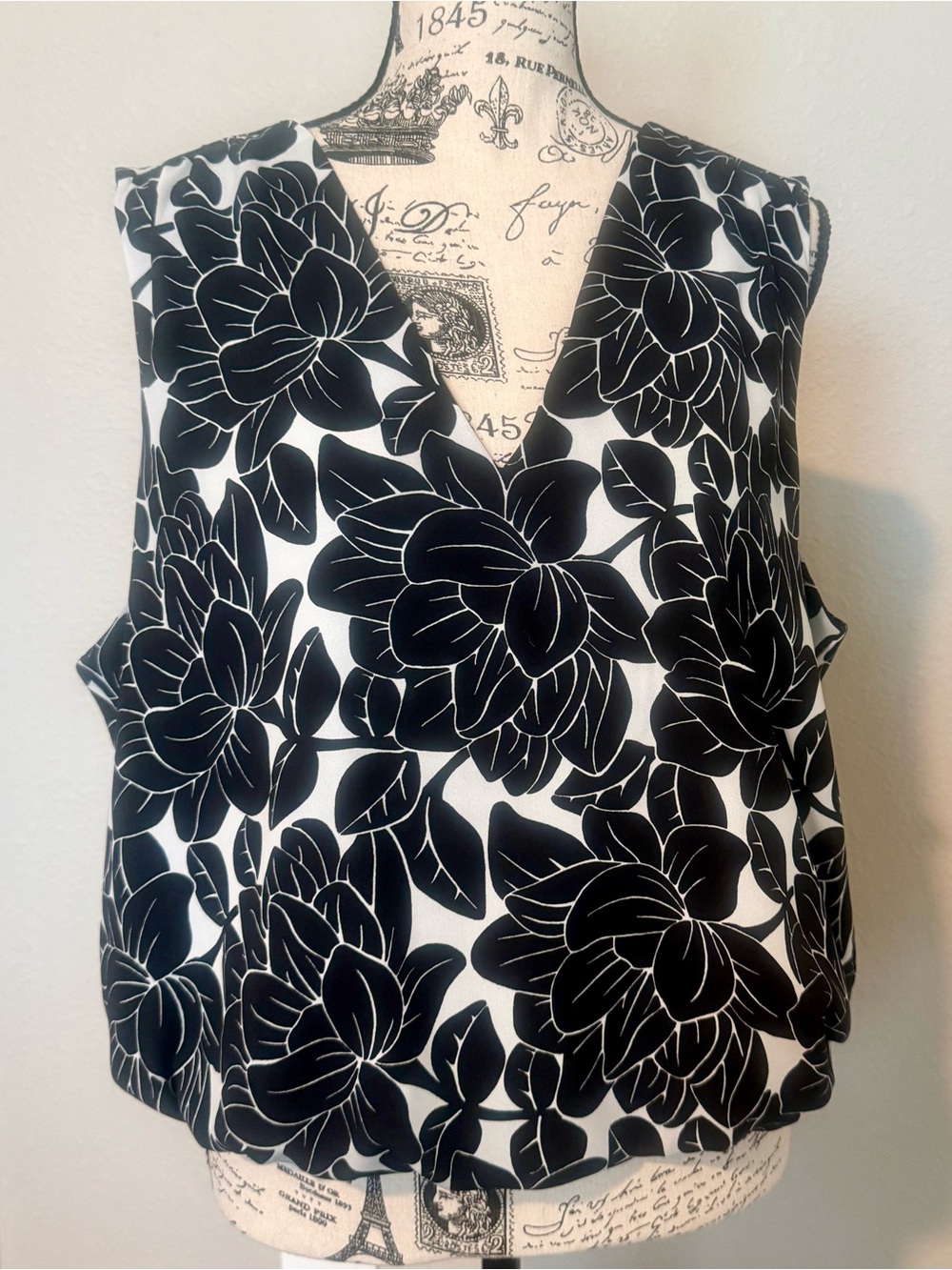 LOFT Black & White Floral V-Neck Sleeveless Camisole Top